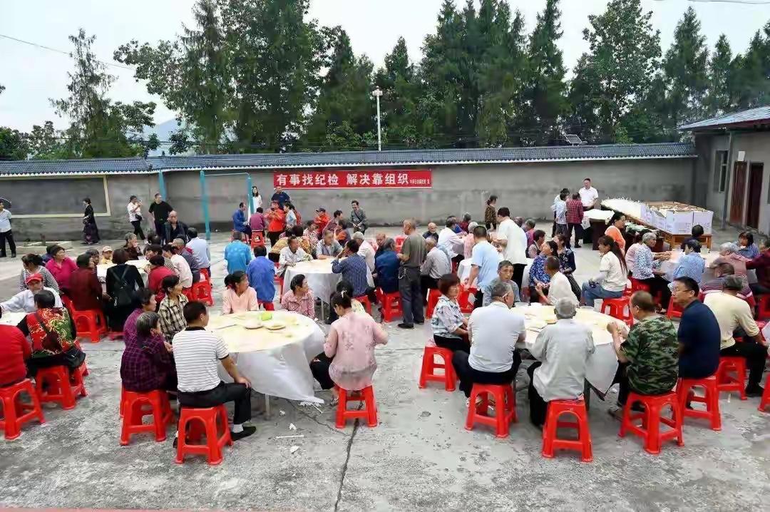 ［阆中万家桥村支书自费蒸包子情暖留守老人］

6月16日，阆中市玉台镇万家桥村党