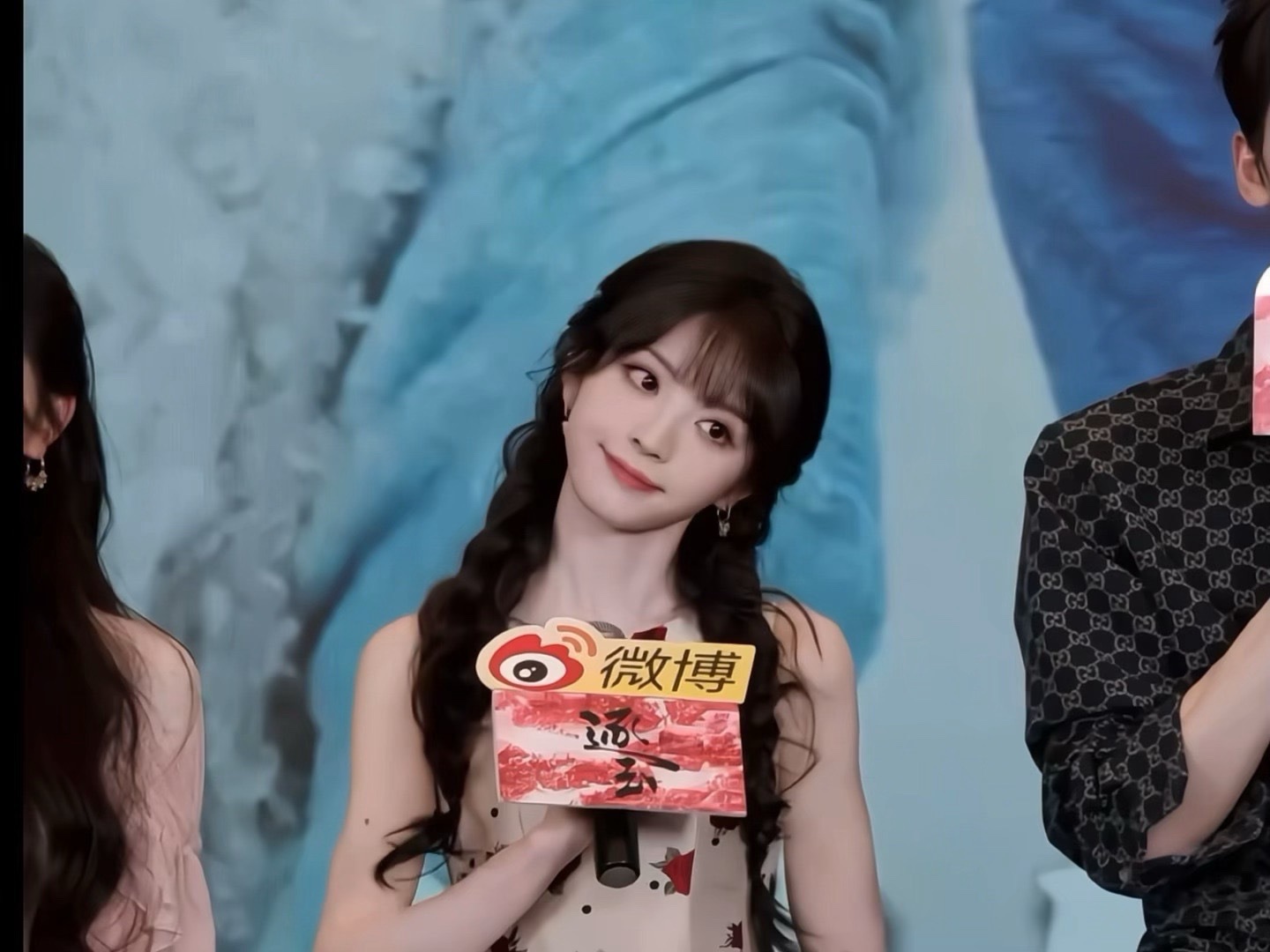 田曦薇田曦薇怼脸美哭我了 田曦薇怼脸镜头真的美到失语！皮肤白皙五官精致，眼神灵动