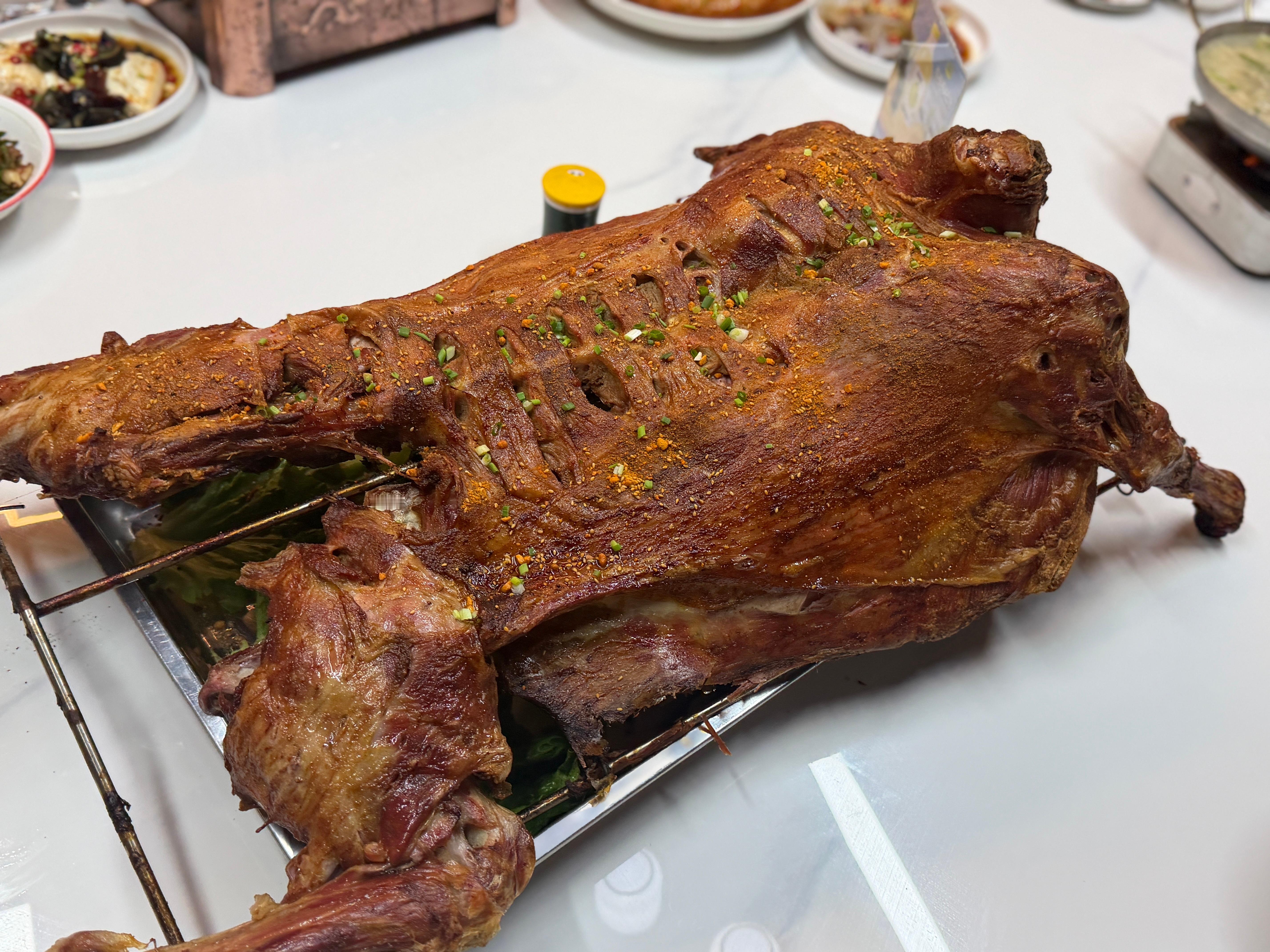 烤全羊看着都香～😋 
