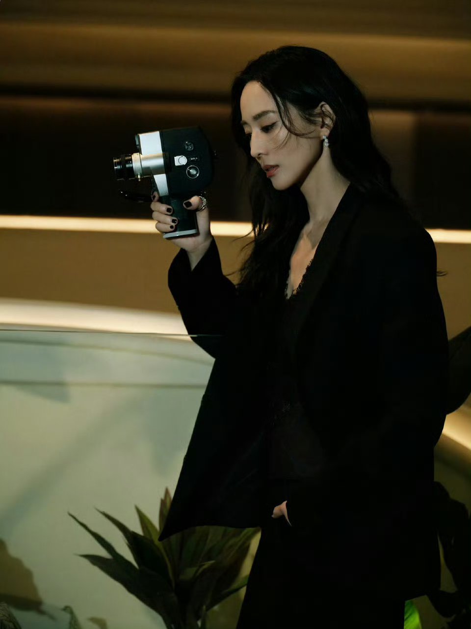 张钧甯这身全黑造型又美又飒直接封神，不愧是我“老公姐”！帅气在她身上根本不是形容