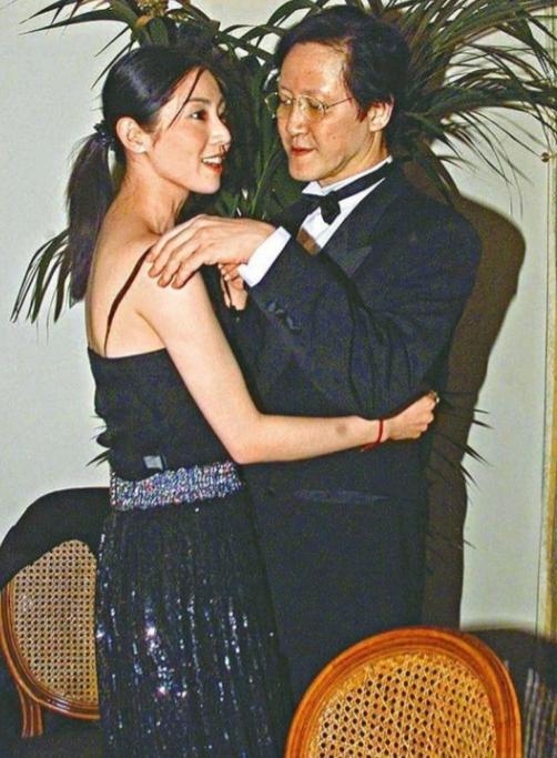 1998年，香港尖沙咀一家粤菜餐厅的包厢里，48岁的永盛电影老板向华胜第一次见到