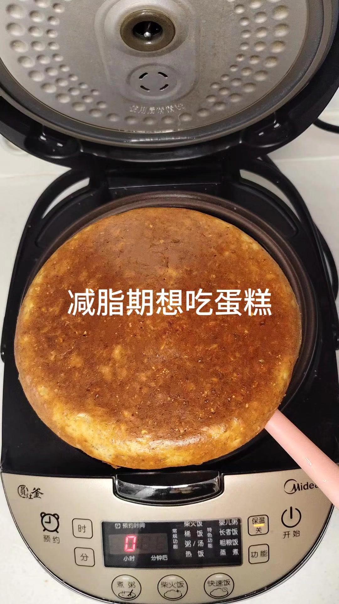做法超简单，电饭煲就能搞定，香甜喧软，好吃不胖！

1️⃣处理食材：香蕉捣成泥，