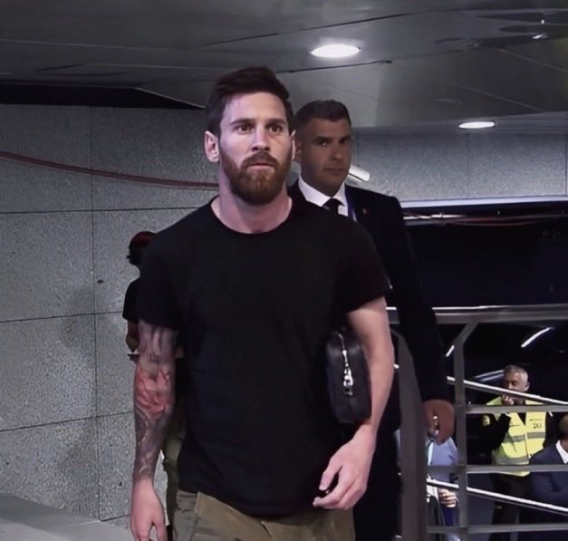 看今天出的采访里胡子的长度感觉梦回： 