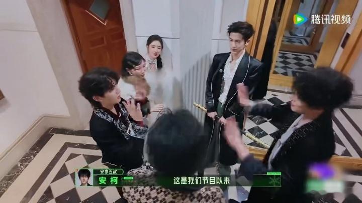张凌赫叫王玉雯雯开始推理吧 节目往期剧情就有霸总与易碎系女主的氛围感，本期温柔昵