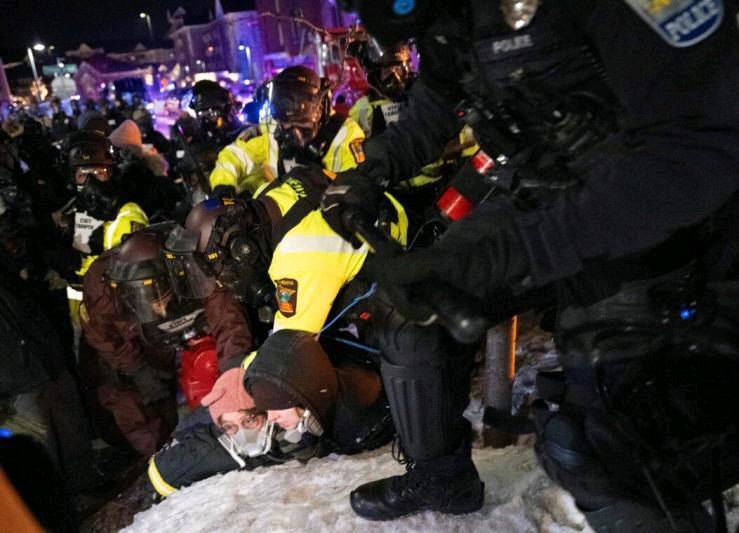 美国总统特朗普星期一同意撤离部分联邦执法人员，以缓和两名美国公民在移民执法行动中