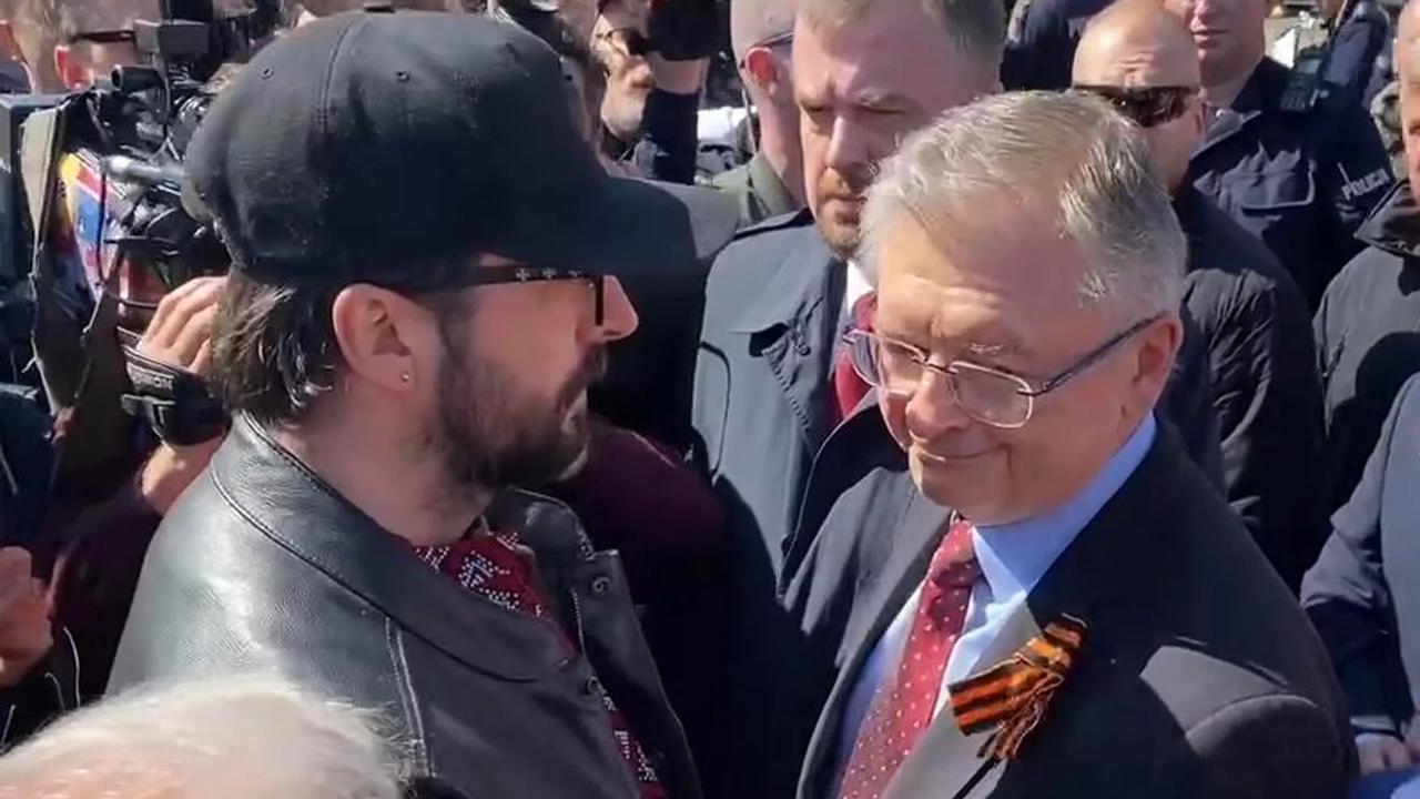 波兰华沙群众阻止俄罗斯大使胜利日向苏联士兵公墓献花！

据俄罗斯卫星通讯社记者报
