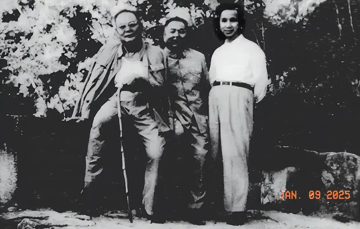 1959年江西庐山
叶剑英元帅（左1）粟裕大将（左3）和赖祖烈同志在庐山上休息。