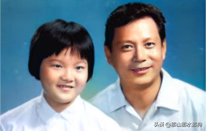 洪晃谈自己父亲洪君彦和一位工厂黑玫瑰谈恋爱，被黑玫瑰整的故事特别有意思。

洪晃