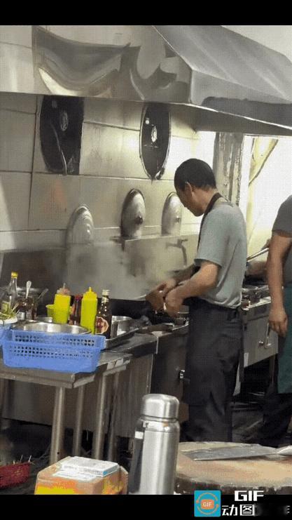 福建莆田，一网友在某餐厅用餐时，无意中在后厨拍摄到了恶心的一幕！

一厨师既没穿