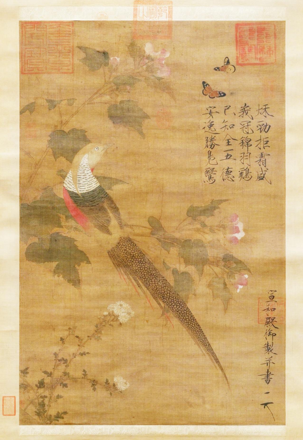 宋徽宗在《芙蓉锦鸡图》中题诗:“秋劲拒霜盛，峨冠锦羽鸡。已知全五德，安逸胜凫鹥”