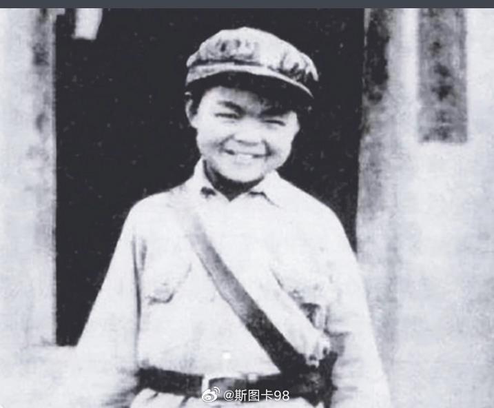 照片里人叫王东平，照片时只有12岁，1924年他生于山西省洪洞县贫苦农民家庭，3