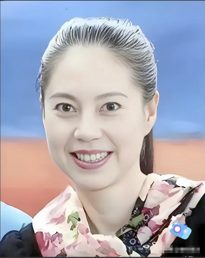 她在比赛期间叛逃美国，令中国队遭受重创，32年后回国，目的不是道歉而是圈钱，北京