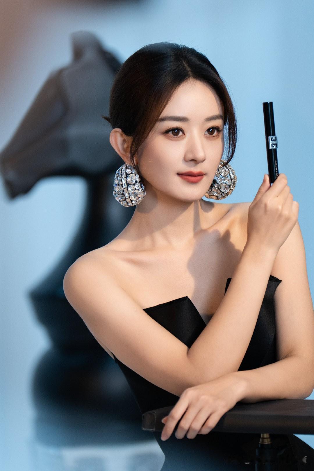 [烟花]繁星点点，映照你的美梦；
[月亮]月亮弯弯，守护你的安宁。
[比心]在这