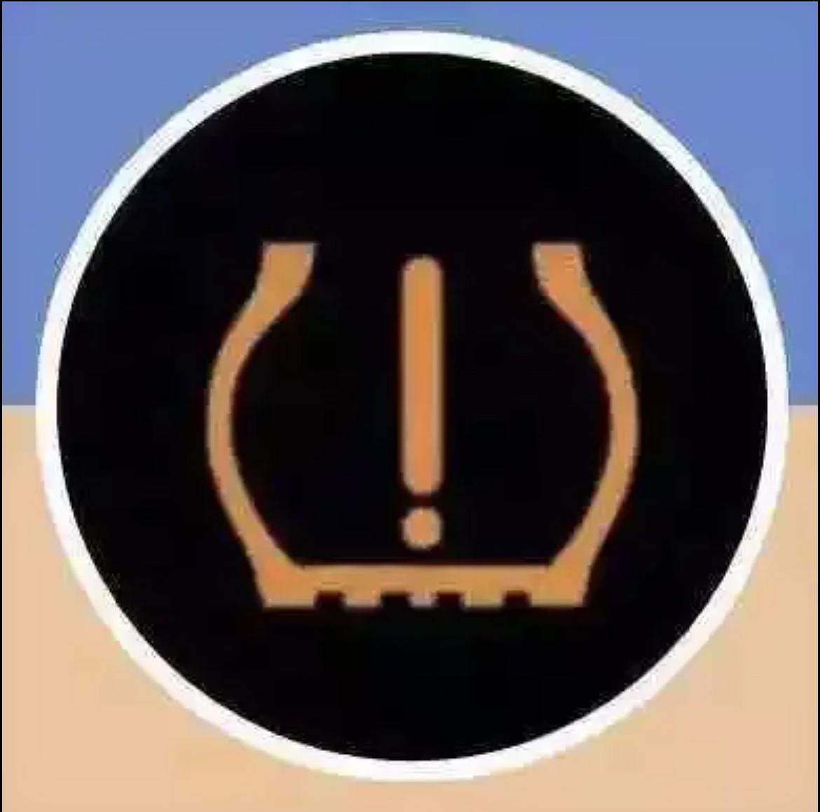 国庆节在高速服务区休息，一个大叔跑过来，焦急地问我：麻烦看看我的车，突然出现这个