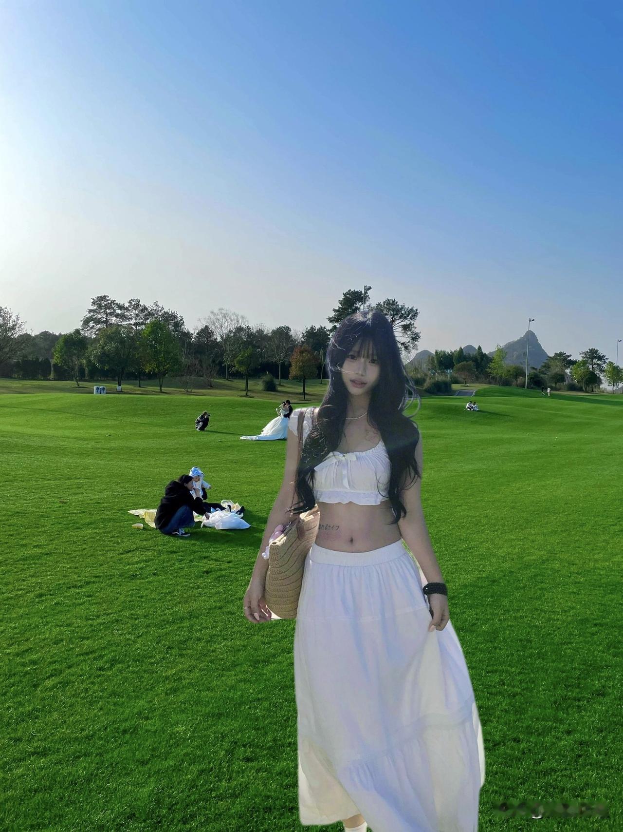 阳光明媚的公园野餐，甜美少女漫步其中