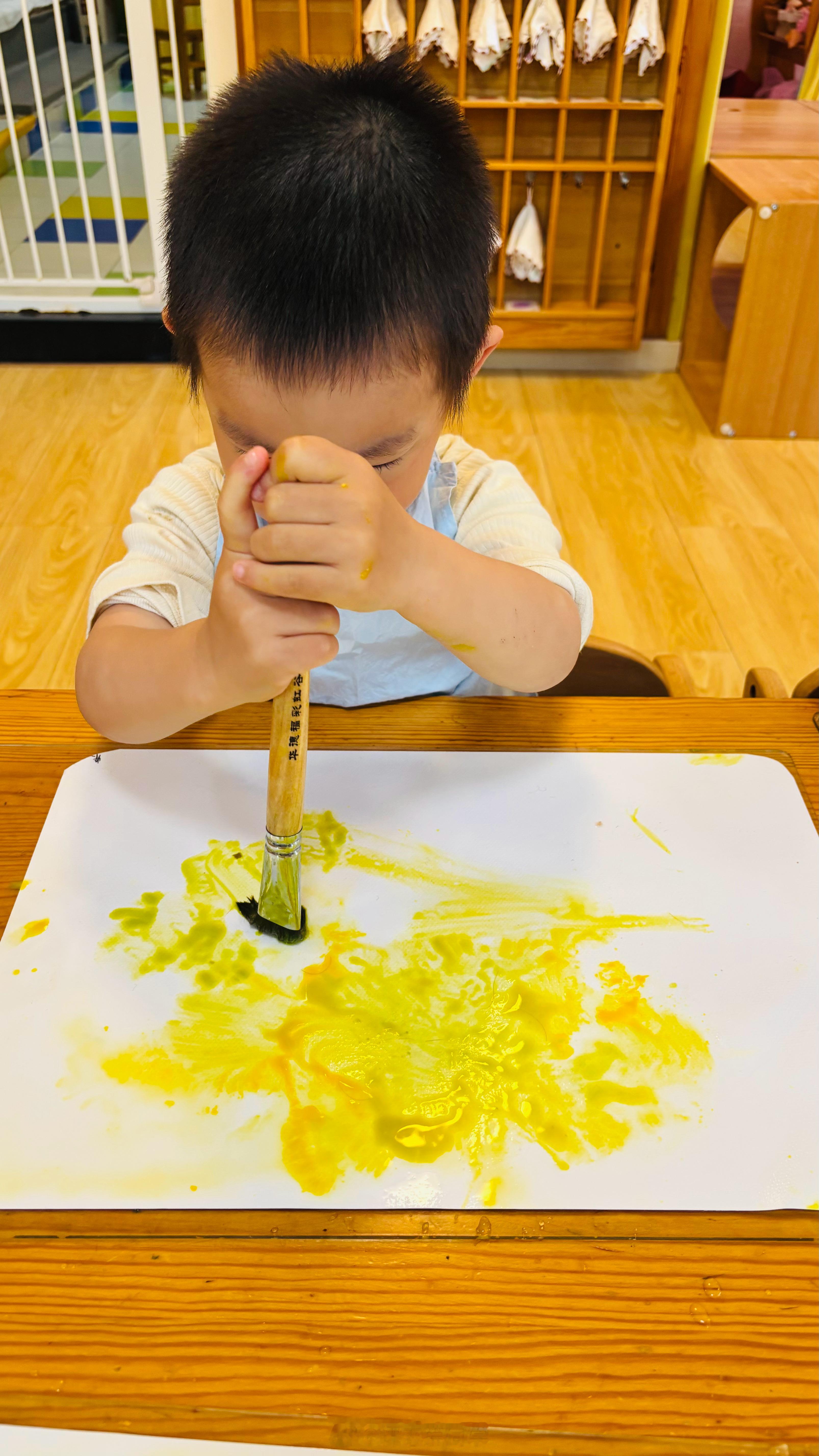 柴柴幼儿园第八周第三天记录 by 小颖老师【入园情绪】早上在园子里晨诵，开始前转