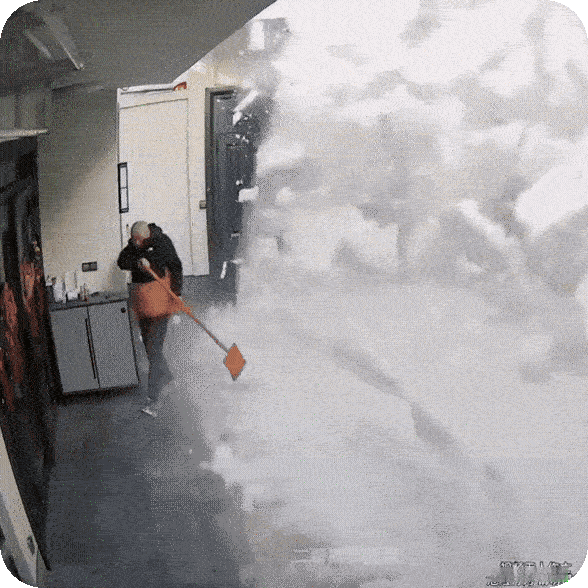 男子在院子除雪，刚铲了一半，房顶积雪大面积掉落，男子被雪砸倒！
　　网友：这种情