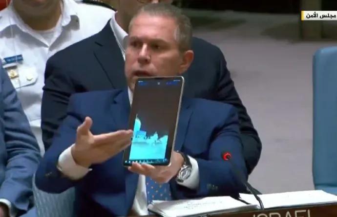 以常驻联合国代表吉拉德·埃尔丹，在联合国会议上展示伊朗导弹掠过阿克萨圆顶清真寺的