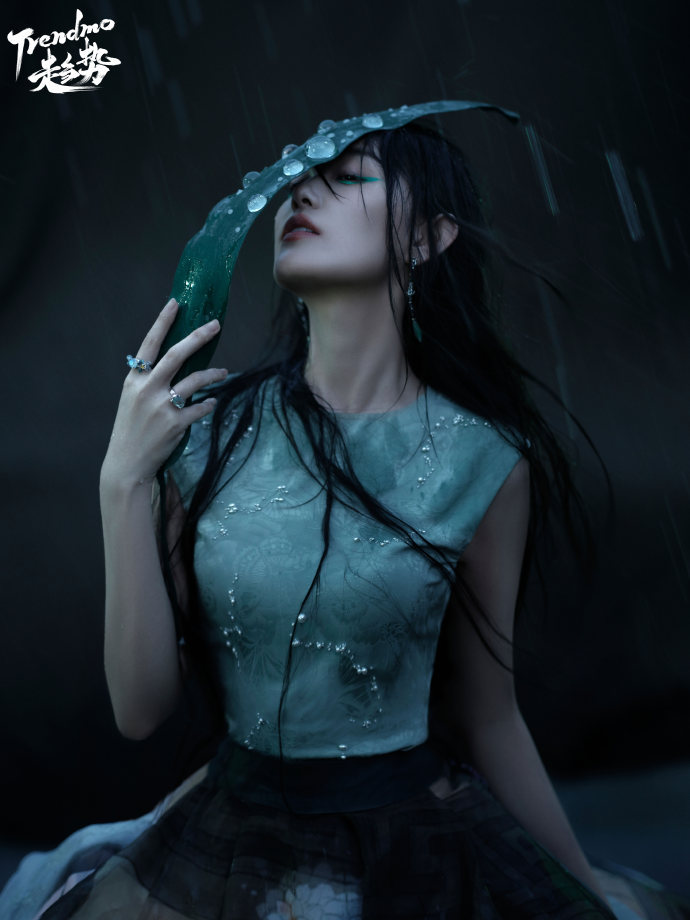 ：蒋依依最新杂志熠熠生辉的灵动少女一眼便是万年~她好灵好漂亮啊真的像个洋娃娃一样