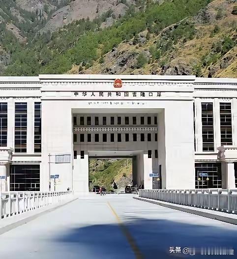 吉隆口岸大楼只剩钢筋骨架我前年差点儿就要走吉隆口岸开老宝马去尼泊尔[苦涩]那会儿