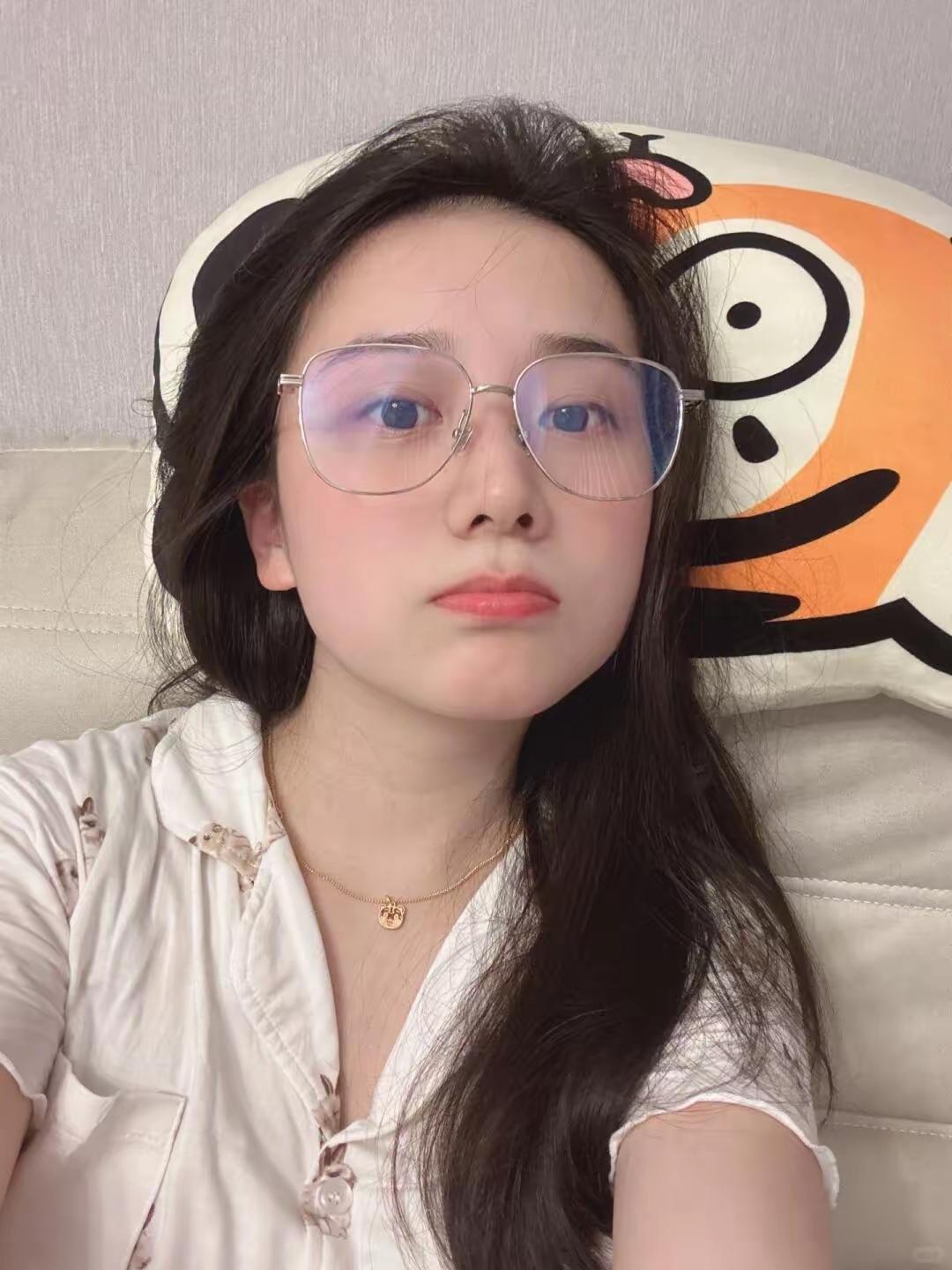 慵懒午后，猫头枕相伴，眼镜少女😎