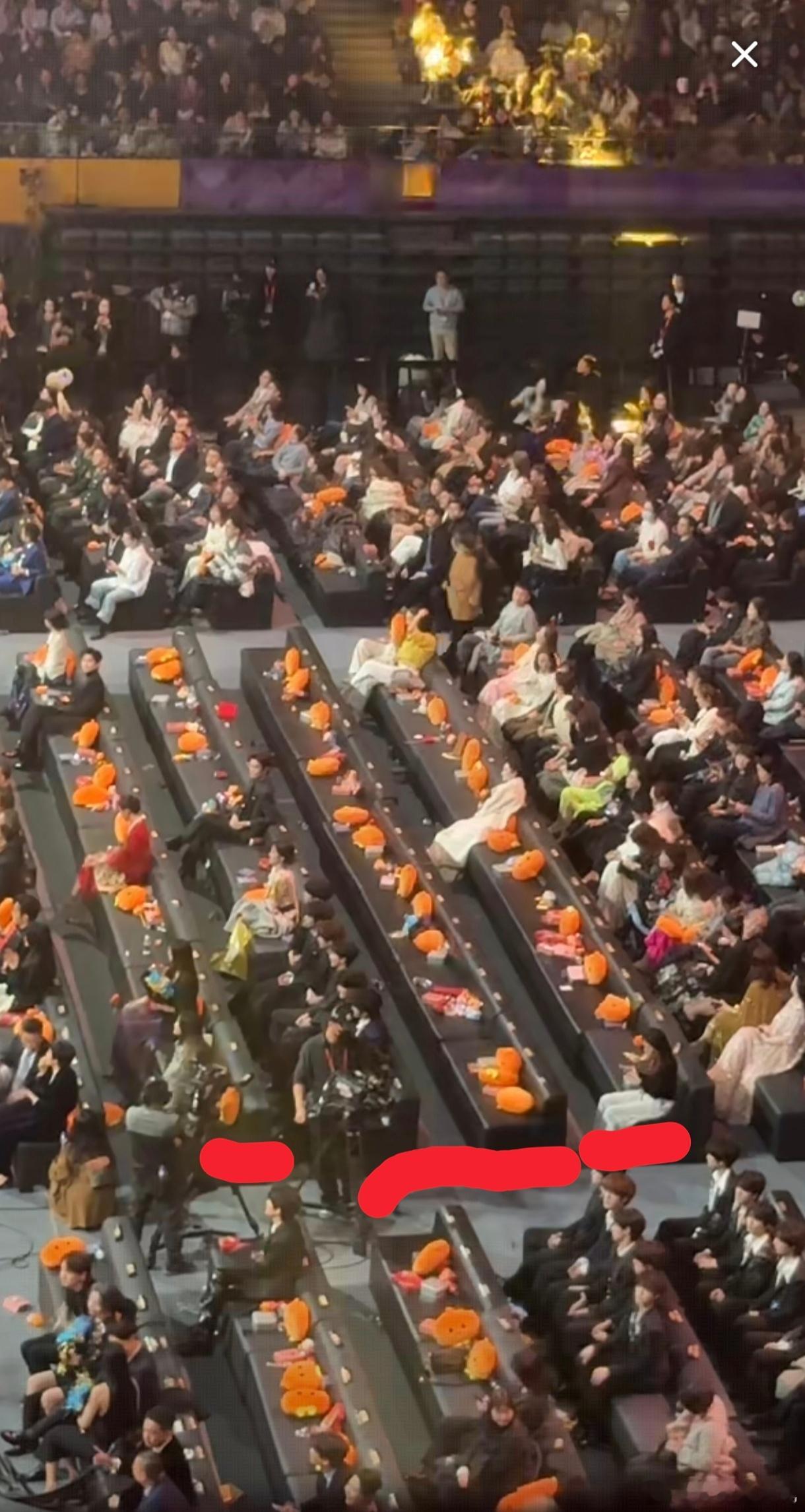 微博之夜奖项才开始没多久，怎么人快走完了，中间几排坐的都是谁呀？ 