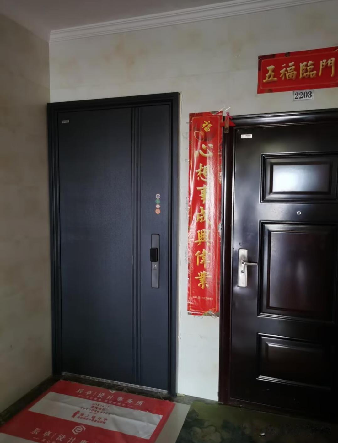 国庆节前换了一个门，结果还被邻居投诉到物管那去了。
     物管说:  邻居嫌