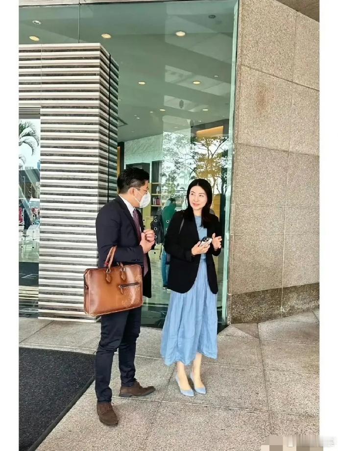 郭晶晶才是真贵妇，背名牌包坐地铁，十几万的爱马仕一样扔地上 ​​​