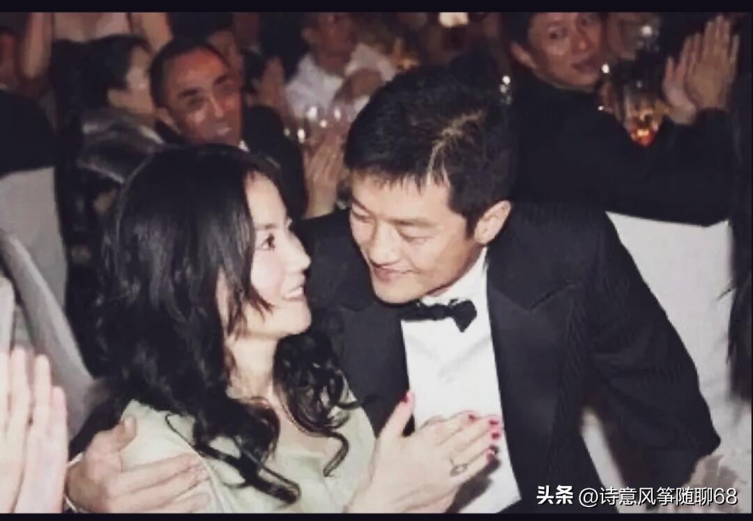 当年他们都是颜值巅峰的时候，男帅女靓，留着波浪卷长头发的王菲看起来好有气质，迷人