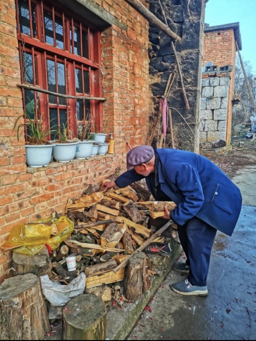 你从哪一个瞬间，突然发现父母老了｜与万物语
 

去年回乡，看见父亲在院里劈柴。