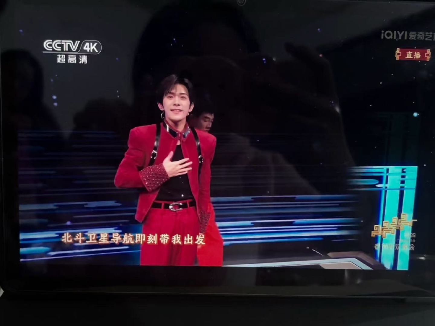 易烊千玺的垫肩易烊千玺甜死我了 谁懂啊！易烊千玺在《智造未来》里的造型太吸睛，垫