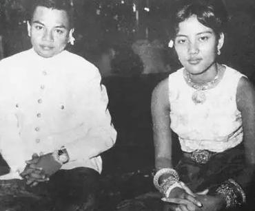 1922年，没人能想到，这个刚出的小孩，后面会娶自己2位小姨和1位表妹，还会3次