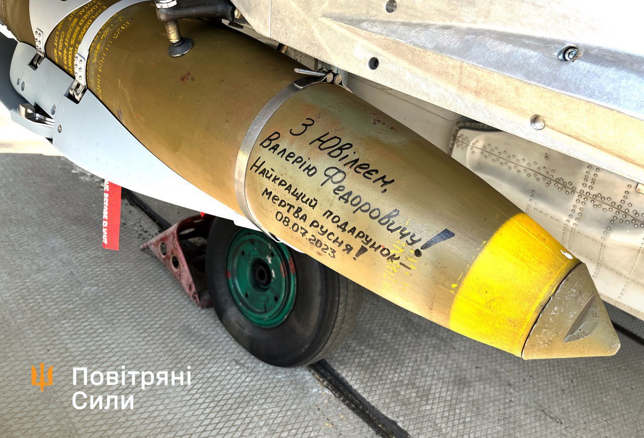 大鹅快跑！500磅JDAM-ER航弹！空军的小伙伴今天以这种方式为三军统帅庆生！