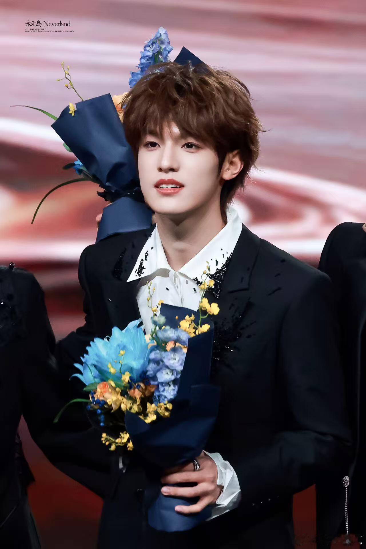 张泽禹又来攀岩祝大家步步高升啦 张泽禹真的太绝了，攀岩分享日常还送祝福，舞台稳、