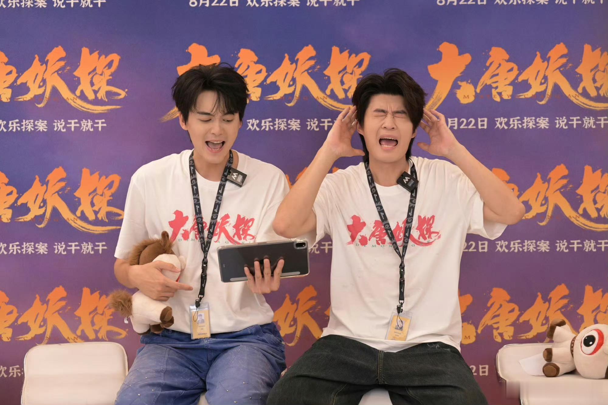 雷淞然张呈还原碰拳名场面又吃到了小力士的糖银幕里狄少阿萨碰拳说"是朋友是搭档"，
