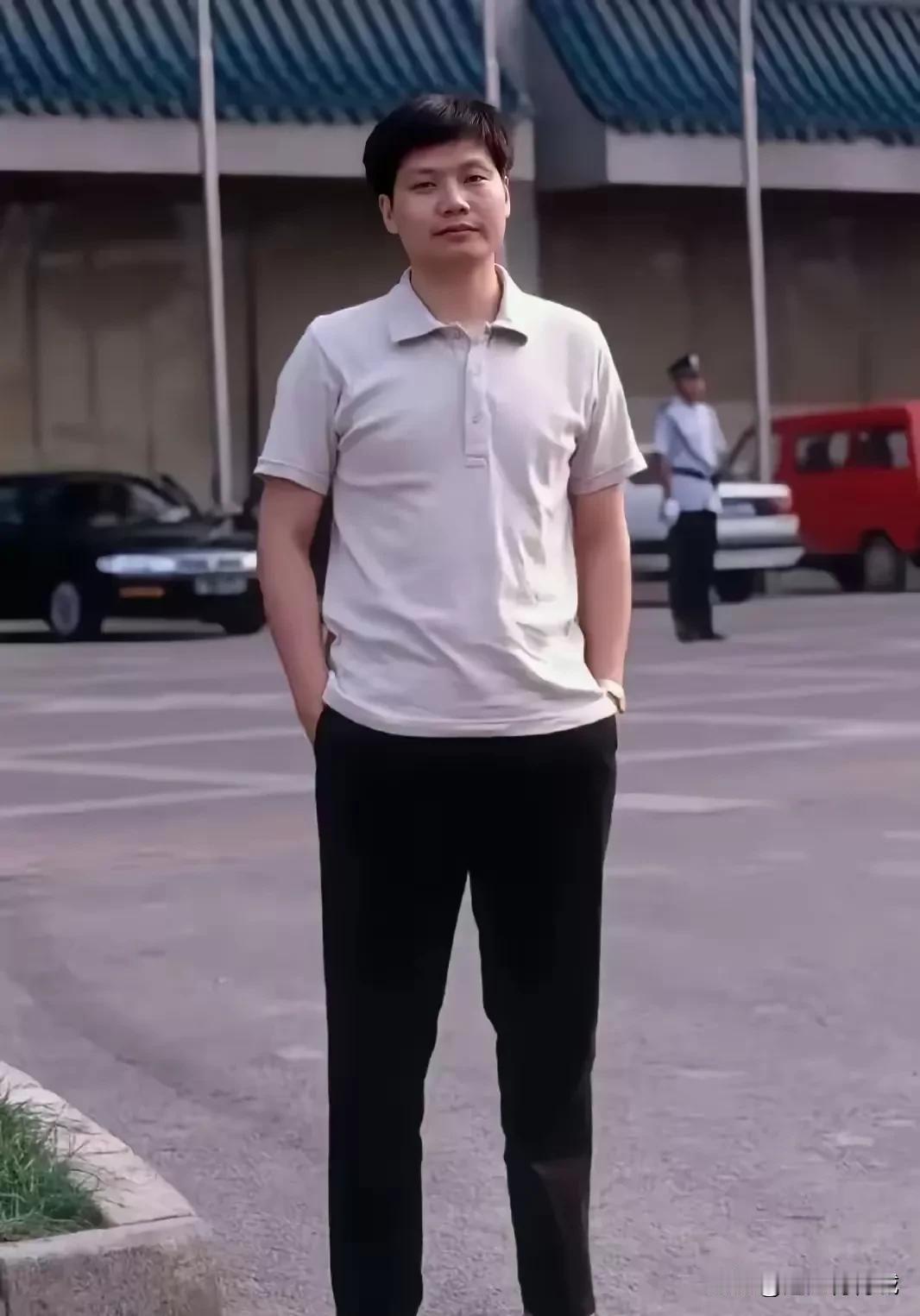 他的成功非偶然，九十年代初就绽露头角，今天更是一跃升天，如日中天，产业不单一！你