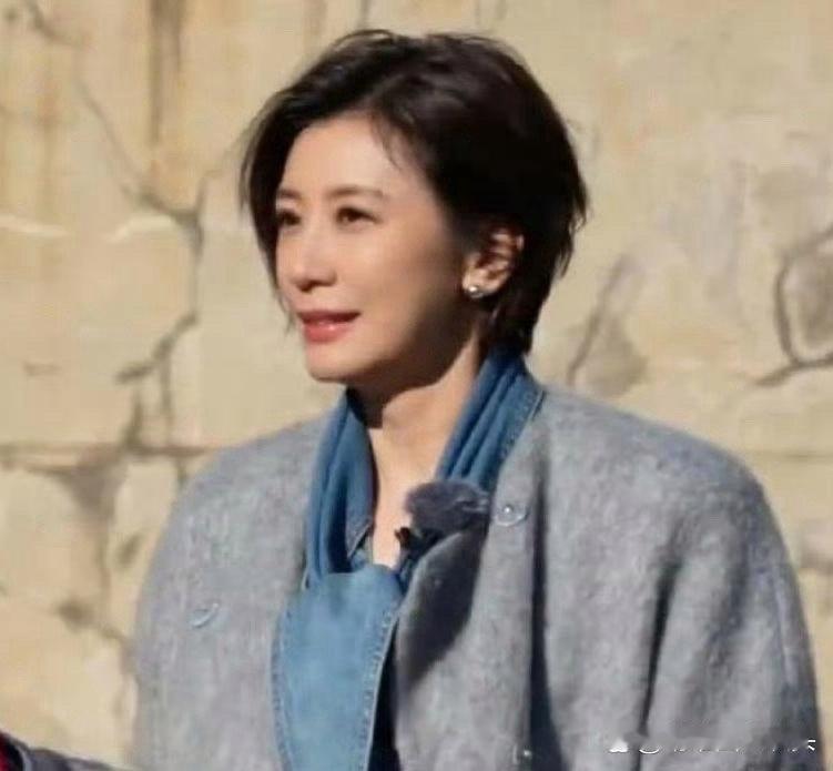 贾静雯保养得相当完美，那股顶级韵味呼之欲出，让人赏心悦目哈！ 