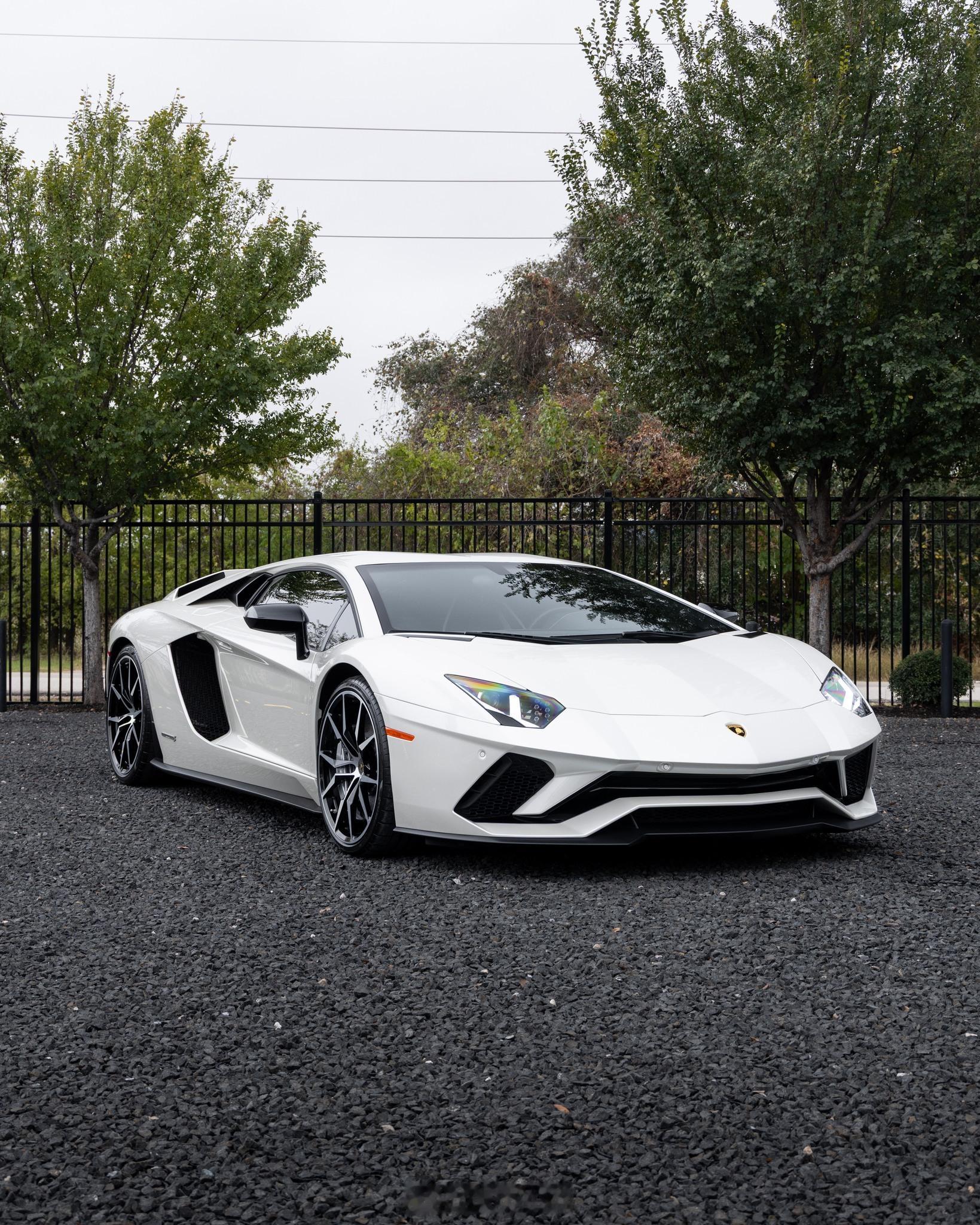 2018兰博基尼Aventador S配备20/21英寸高光黑轮毂、碳纤维引擎饰