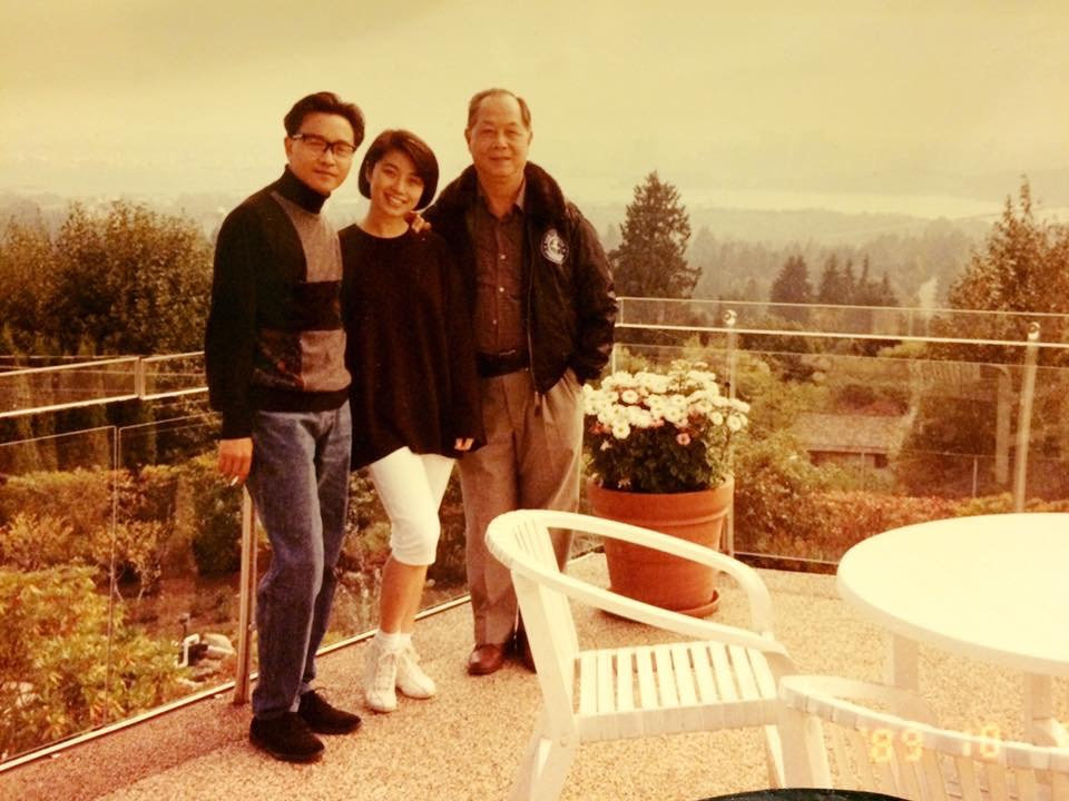 #张国荣[超话]#   这应该是 1989年巡回期间和朋友合影#30天安利张国荣