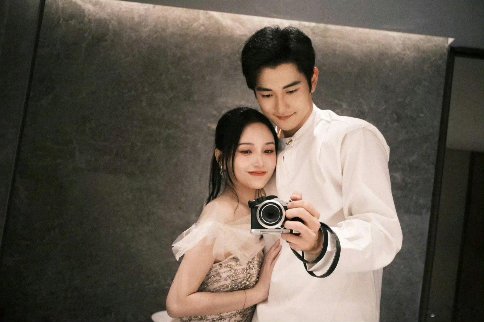 金莎说自己备婚超级忙黄圣依现场追问近况，金莎直言备婚超忙，还吐槽求婚浪漫但没美到