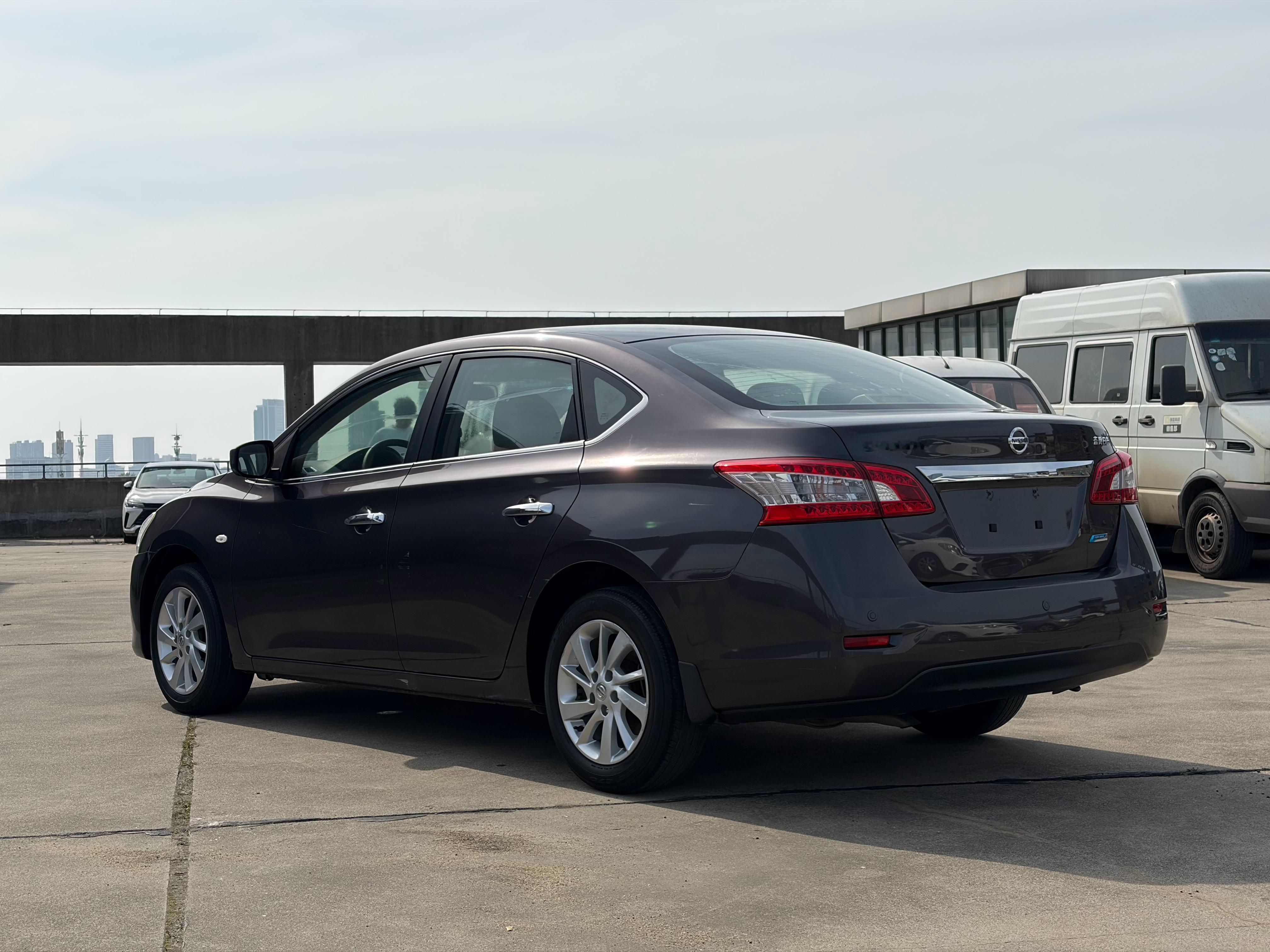 14年日产轩逸1.6XL 手动豪华版，手动挡里的顶配，带真皮电动座椅、倒车雷达、