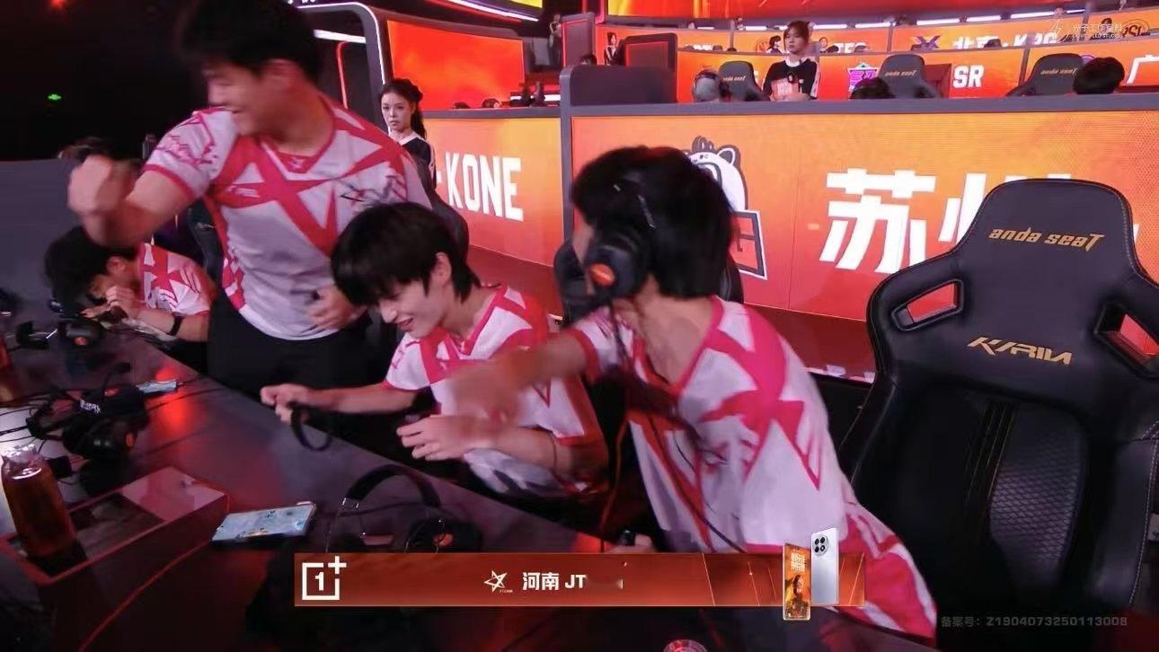 决赛圈烟雾迷局里精准出击，10淘汰20分吃鸡封神！末世连拿两次MVP，带队登顶积