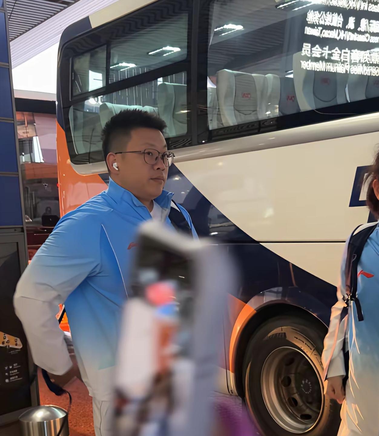 天没亮就出发，颁奖服先穿上了？国乒这波“稳了”还是“飘了”？

一觉醒来，国乒已