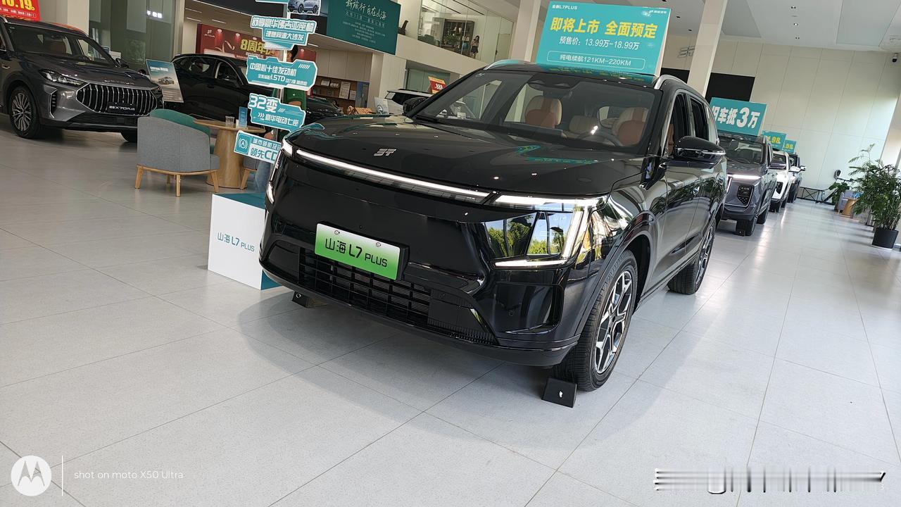朋友近期打算换车，今天拽着我去看他留意的两款车，一款是海狮06dmi，另一款是昨