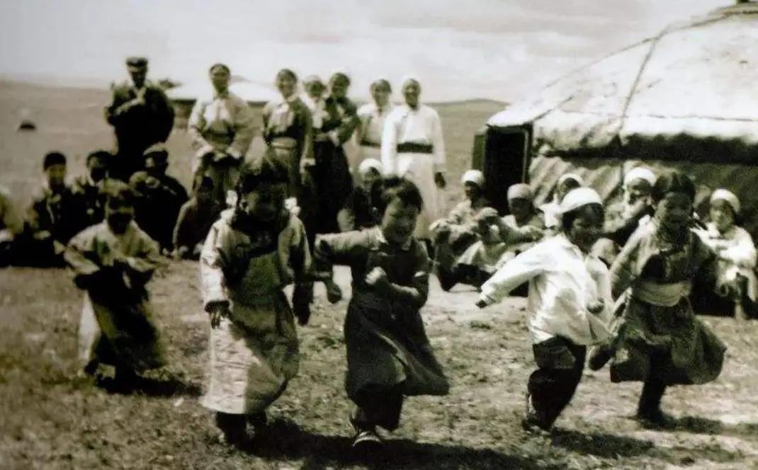 1960年冬天，上海保育院门口，一个年轻女人将裹在薄棉袄里的婴儿往地上一放，转身
