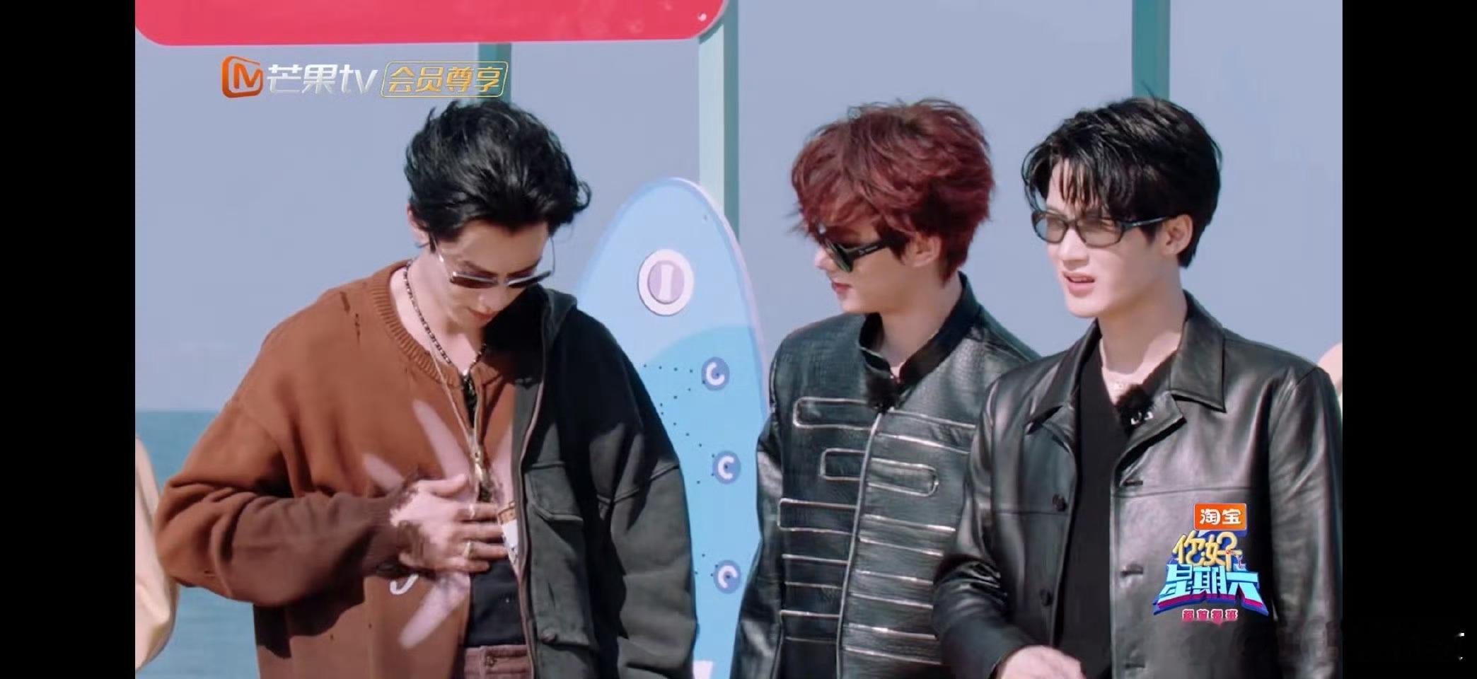 王鹤棣的腹肌被丁程鑫认证了川渝兄弟贴贴名场面！丁程鑫上手认证王鹤棣腹肌，减脂成果