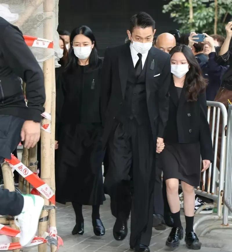 刘德华在娱乐圈中的好人缘和巨大号召力是毋庸置疑的。他的父亲去世时，几乎半个娱乐圈