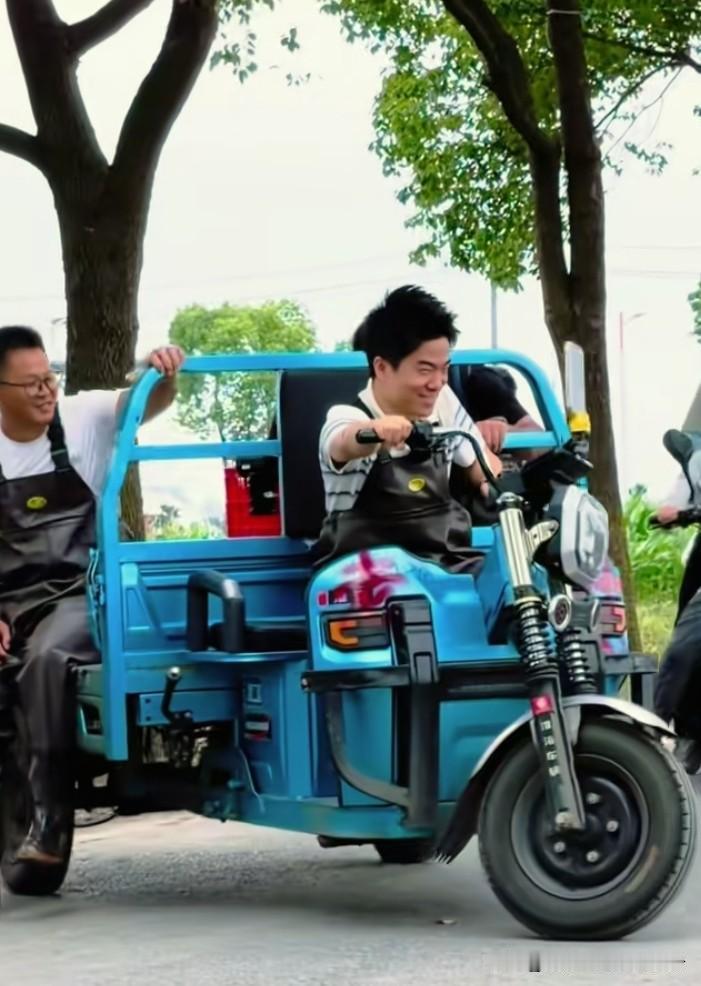 在董宇辉的带领下，传熙也是上得厅堂下得虾塘，连电动三轮车也开得很溜。
啥样的领导