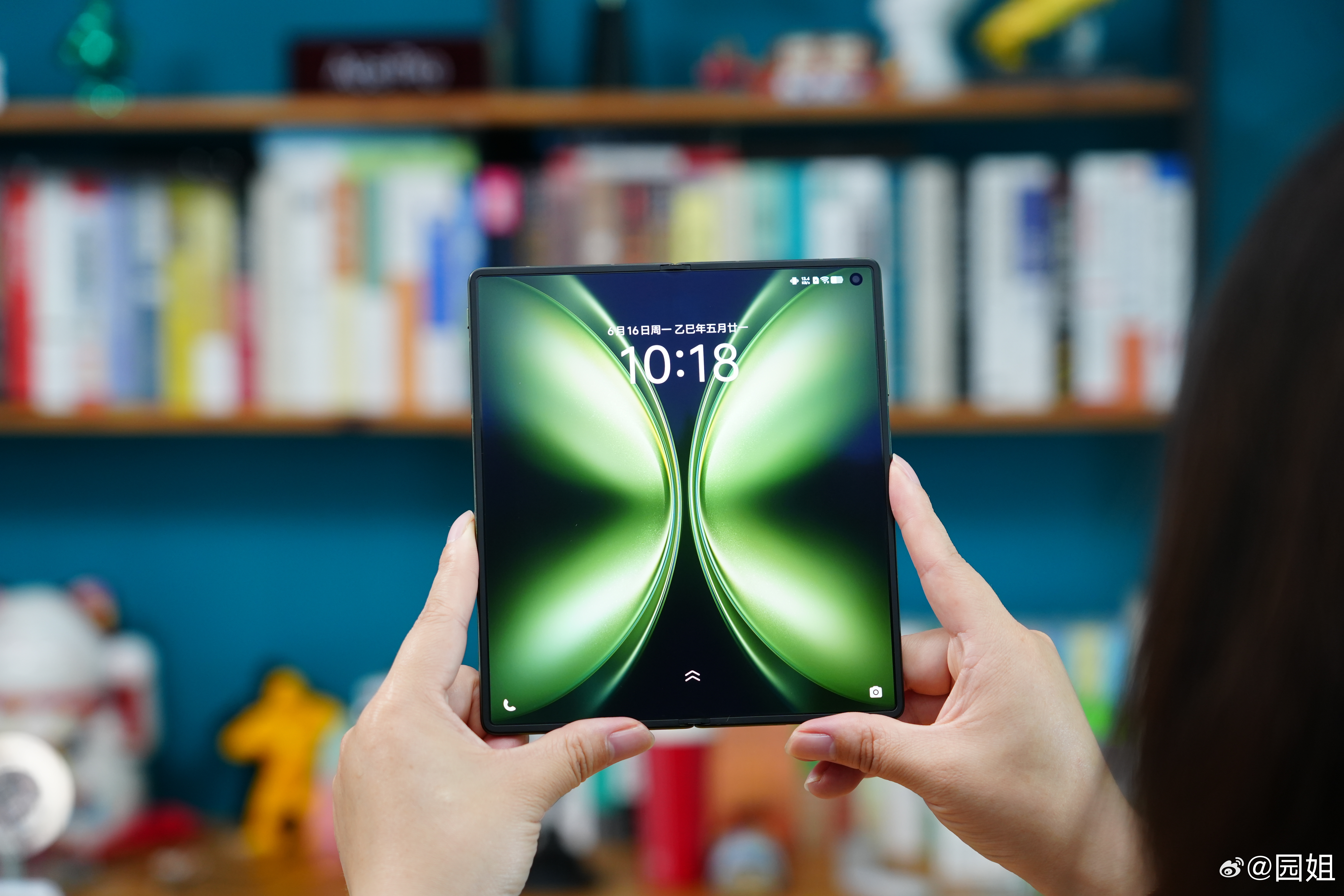vivo X Fold5这次把折叠屏厚度控制的非常好，曾经限制折叠屏厚度的C口都