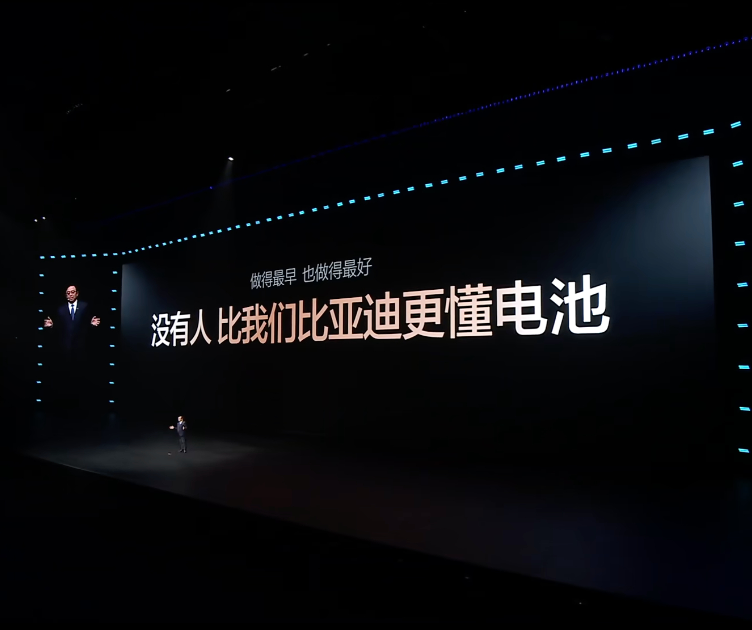 【比亚迪二代刀片电池质保加码】3月5日，比亚迪总裁王传福在发布会上宣布比亚迪二代